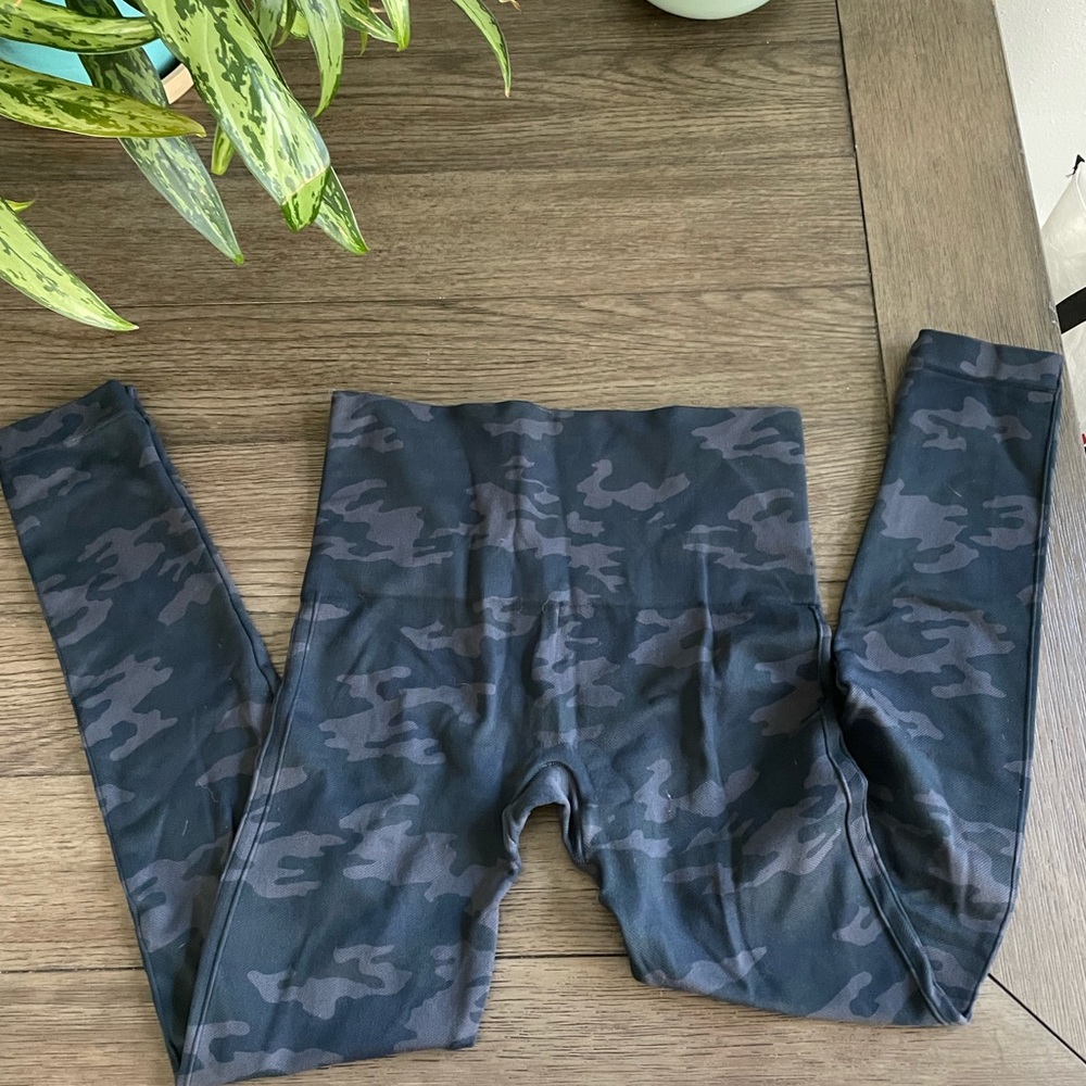 Spanx “look at me now” black camo leggings, Medium